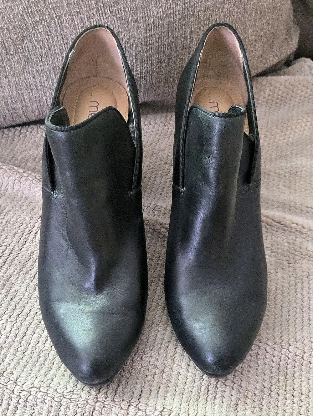 me Too Cara Black Leather Bootie Heels US 10 Like New